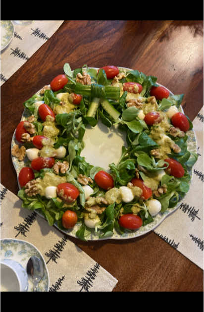 Super einfacher & dennoch schöner & leckerer Frühstückskranz 🎄🤶 Ihr benötigt:  Feldsalat Mozzarella  Walnüsse  Kleine Tomaten  & Pesto  Zudem habe ich noch die Schale von einer Gurke 🥒 zu einer Schleife dazugelegt ✨.  ADVENTSZEIT  FRÜHSTÜCK  EASY  #FoodTok #yummyfood #weihnachten #christmas #adventskranz #advent #healthyrecipes #essen #DIY #eat 