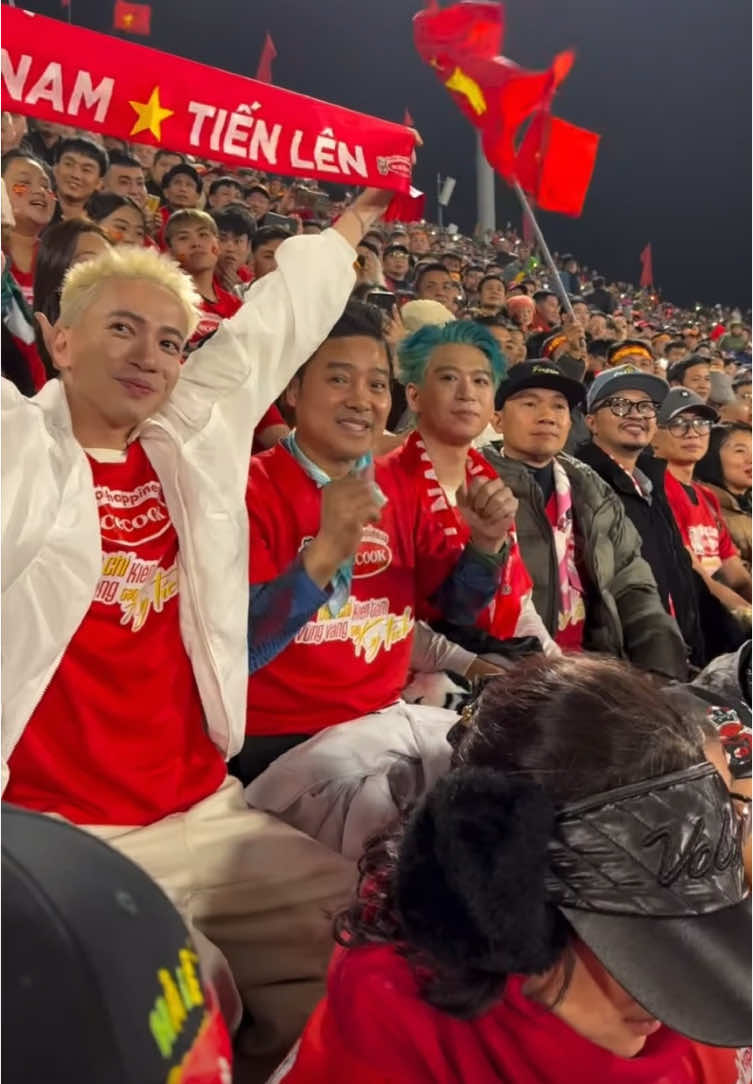 Chỉ có thể là Anh Trai Vượt Ngàn Chông Gai, sau concert các anh chạy thẳng xuống Phú Thọ để cổ vũ cho ĐTQG VIỆT NAM 🇻🇳🔥 #anhtraivuotnganchonggai #concertatvncg #concertanhtraivuotnganchonggai #atvncg #fpyシ #ConcertATVNCG #xuhuongtiktok 