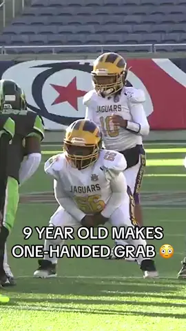 WHAT A CATCH 😤🔥 popwarnerfootball/IG #football #footballtiktok #school #catch 
