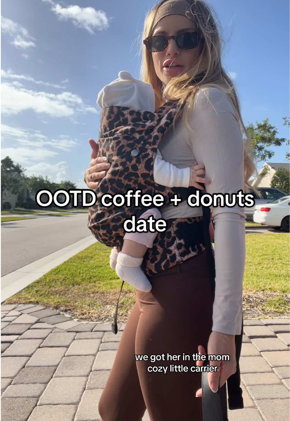 Do you match your baby carrier to your outfit? Because i always do 😂🥰 #babycarrier #OOTD #donutday #sundayootd #mamaandmini #momamdbaby #mommyandme #momanddaughterduo #stylishbabycarrier @momcozy #momcozybabycarrier 