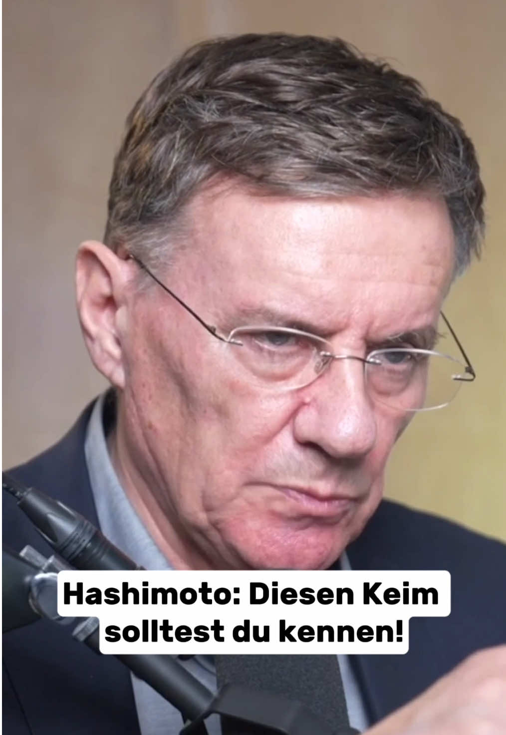 ❓ Hashimoto und Helicobacter – Gibt es einen Zusammenhang? In der Praxis zeigt sich häufig, dass bei Hashimoto-Patienten auch eine Infektion mit Helicobacter pylori vorliegt. 👉 Wichtige Fakten: ✔️ Helicobacter pylori kann das Immunsystem belasten und Autoimmunprozesse fördern. ✔️ Einige Patienten berichten von einer Verbesserung oder sogar Rückbildung der Hashimoto-Symptome nach der Behandlung von Helicobacter pylori. ✔️ Eine gezielte Diagnostik und individuelle Therapie sind entscheidend, da nicht alle Fälle gleich verlaufen. ❗ Wichtig: Der Zusammenhang zwischen Helicobacter pylori und Hashimoto ist wissenschaftlich noch nicht abschließend geklärt. Die Beobachtungen aus der Praxis gelten nicht für alle Patienten. ❗ Disclaimer: Dieser Beitrag dient nur zur Information und ersetzt keine ärztliche Beratung. ❓ Hast du von diesem Zusammenhang schon gehört? Schreib es in die Kommentare! 👉 Folge für mehr spannende Medizin-Tipps!