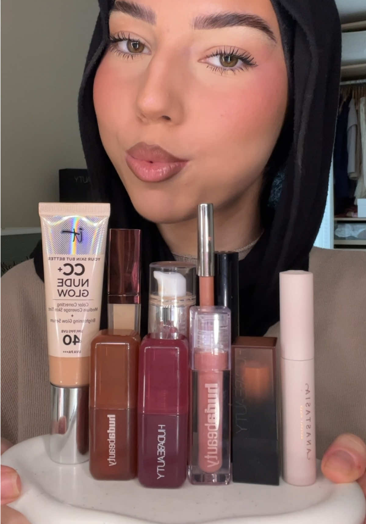 Mes produits fav du moment  Cc nude glow @IT Cosmetics  Concealer @Hourglass Cosmetics  Easy bake & blush filter @Huda Beauty  Lip liner 05 @Fenty Beauty  #makeup #makeuptips #pourtoi #foryou #beautytips #makeuphacks #favorite 