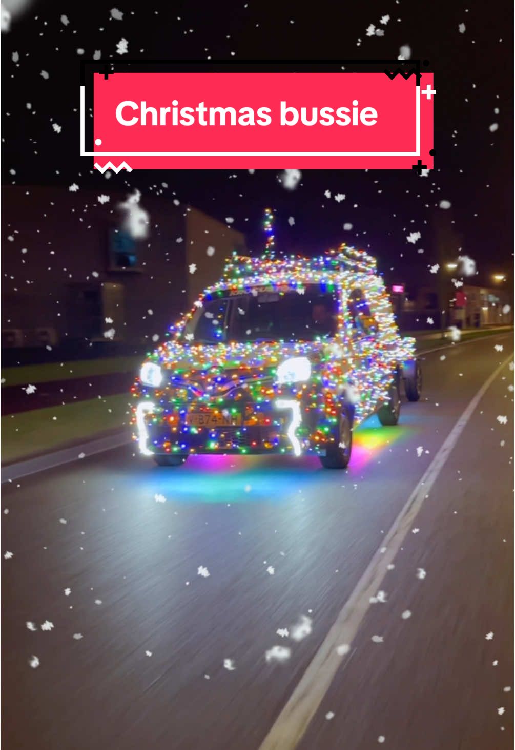 Krocustoms kan natuurlijk niet achterblijven 🎄👌🏼🎅🏼 ————————————— #christmas #christmascar #christmaslights #fyp #foryoupage #krocustoms #renaultkangoo 