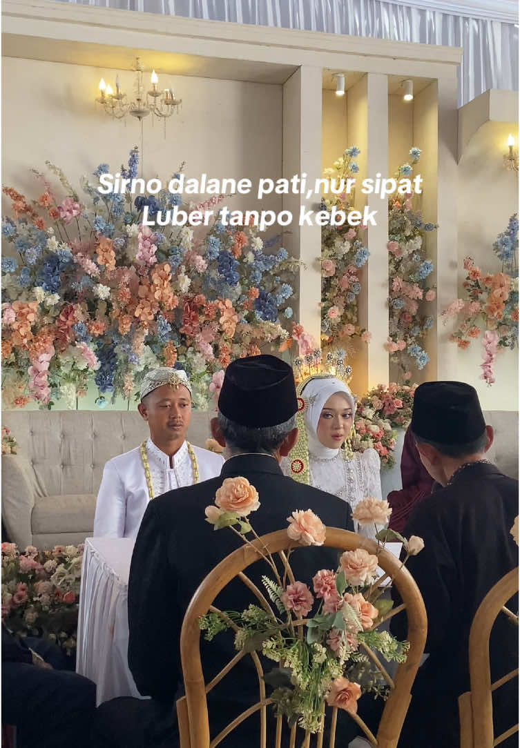 Masio jagad iki ajur,awakdewe tetep dulur jo,pesenku dadio menuso seng manfaat neng ndi lemah mbo idek,mugo-mugo langgeng tekaning pati dumateng pilihanmu #jowostory #adatjawa #weddingtiktok 