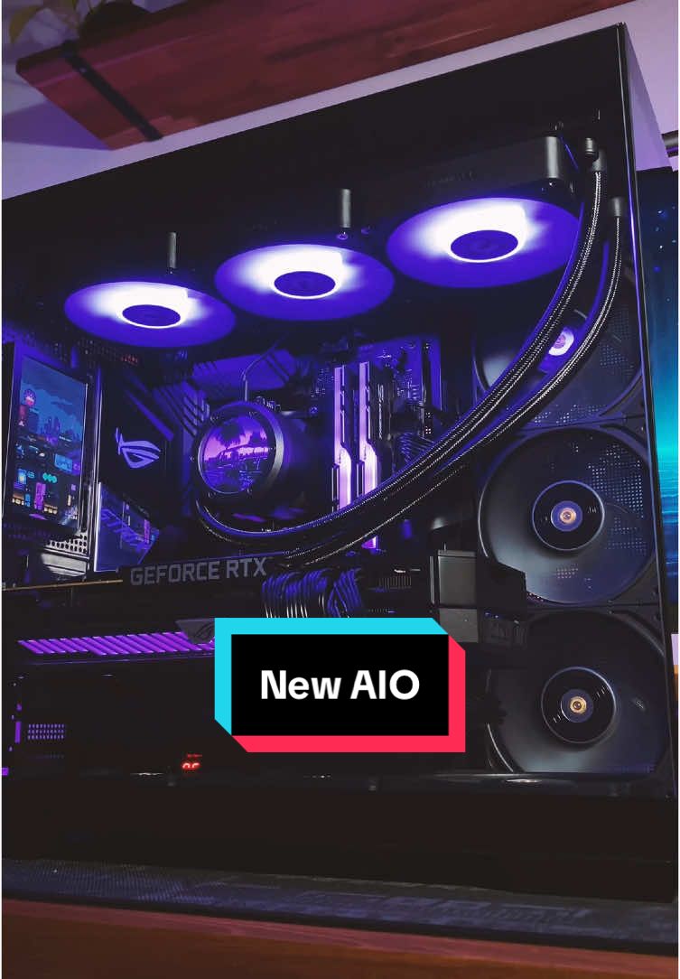 Upgrade de water cooler custom do meu PC secundário com o TH360 Ultra V2 EX. Esse AIO é simplesmente fantástico, tando pelo seu bloco com uma tela LCD, quando a sua bomba confiável é agora com as três fans magnéticas CT120 inclusas já no kit! __________ water cooler upgrade for my secondary PC with the TH360 Ultra V2 EX. This AIO is simply fantastic, both for its block with an LCD screen, when its reliable pump is now with the three CT120 magnetic fans included in the kit! __________ A lista de todos os meus periféricos, peças e mobília você pode pode encontrar no link da minha  __________ #pcgaming #pcgamer #GamingSetup #desksetup #pcsetup #pcbuild #pcmr #dreamsetup #setupgamer #setups #setupwars #setupgaming #custompc #videogames #gaming #pcmasterrace #pcsetup #gamersetup @Thermaltake Latinoamérica @Thermaltake NA @Thermaltake Brasil 