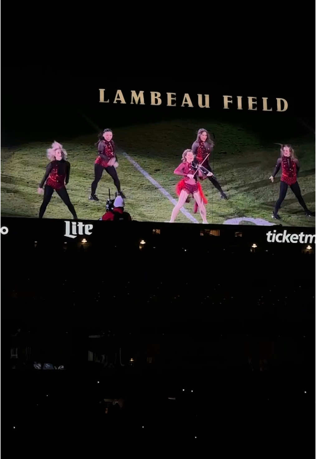 Performing you’re a mean one Mr grinch feat. @Sabrina Carpenter hits different at #lambeaufield with the @Green Bay Packers 💚💛