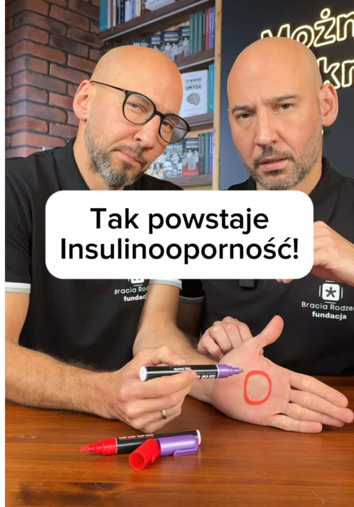 Insulinooporność to za dużo insuliny. Zobacz jak powstaje!                                   Czy wiesz, że kluczem do zdrowia jest insulina? 🤔 Jej nadmiar prowadzi do tycia, insulinooporności, a nawet poważnych chorób, takich jak cukrzyca typu 2 czy stłuszczenie wątroby. 😱 💡 Większość zaleceń, takich jak regularne jedzenie, owsianka na śniadanie i mnóstwo węglowodanów, to droga donikąd... Efekt? Choroby się nasilają, a waga wraca. 👉 Prawdziwe rozwiązanie? Obniżenie poziomu insuliny poprzez ograniczenie węglowodanów. To nie jest szybka naprawa — potrzebujesz czasu i konsekwencji. Daj sobie szansę na zdrowie! 💪 🎯 Zacznij świadomie zmieniać swoje nawyki — Twój organizm Ci podziękuje!