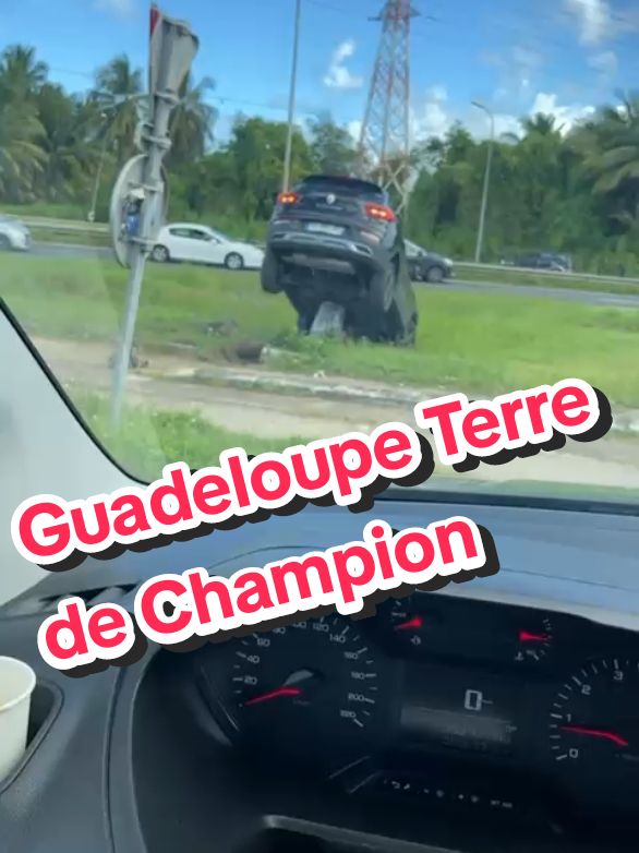 Une sortie de route en Guadeloupe #sephoraalışverişim #guadeloupe #terredechampion #voiture #auto #sorti #route 