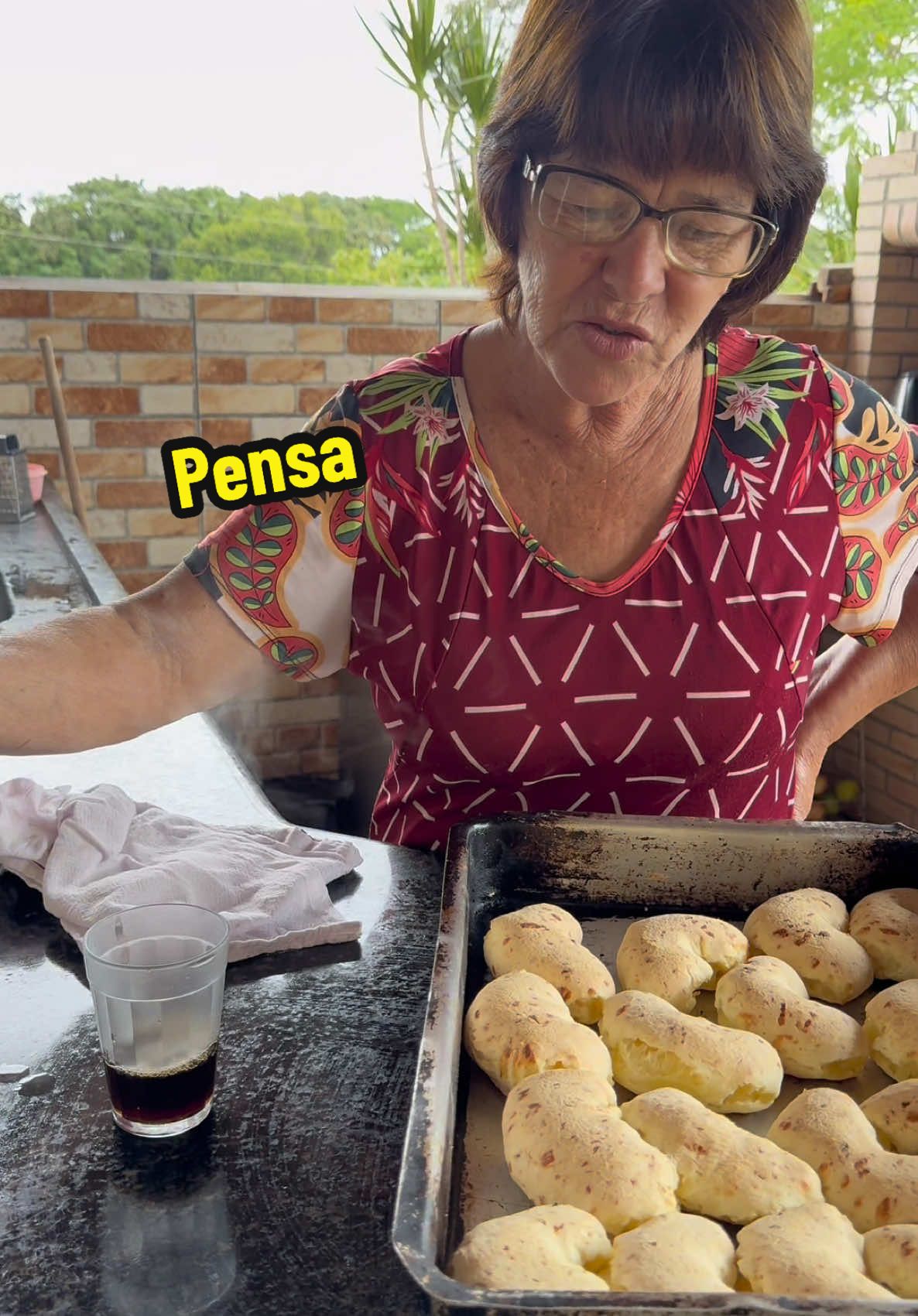 Biscoito de queijo  3 copo polvilho  1 copo de leite  Sal  1 copo banha de porco  Queijo a vontade e ovos até o ponto da massa. Esse biscoito é delicioso 😋 aqui em casa alguns preferem ele que pão de queijo.  #chacaracristal #natureza #biscoito #biscoitoqueijo 