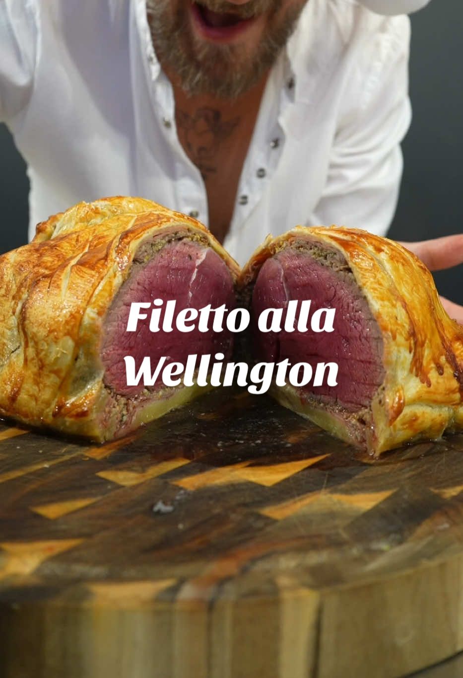 Con questo piatto stupirai tutti a Natale! Filetto alla wellington🤤🎅🎄  Salva la ricetta e condividila . Ingredienti 🛒  1,5 kg di filetto di manzo  Burro qb 300gr di prosciutto crudo 150 gr di funghi champignon  Sale e pepe qb  Olio evo qb  3 fogli pasta sfoglia rettangolare Senape qb . Cottura: 200/220° x30 minuti in forno  . #cucinaitaliana #filettoallawellington #meatlovers #ricettedinatale #christmasrecipe 