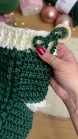 Bem vindos a série: 5 dias, 5 receitas de Natal com a Fios Pingouin 🎄🧦 Receita 01: Meia Natalina com fio Silky Receita completa no blog da @Pingouin  #crochenatalino #fiospingouin #meiadenatal 