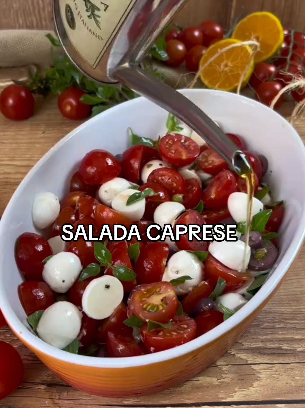 SALADA CAPRESE especial para os dias de calor!  Quem gosta?  Refrescante, prático e muito fácil de fazer!  Ingredientes: - 350 g de tomatinhos coquetel - 180 g de mini mussarela de búfala - 3 colheres (sopa) de alcaparras - 3 colheres (sopa) de azeitona preta sem caroço - folhinhas de manjericão Molho: - 1 dente de alho grande - sal a gosto - 1 limão chinês - 3 colheres (sopa) de azeite - pimenta do reino moída na hora a gosto #receitafit #receitasaudáveis #salada #salada #caprese #salada de capres #receitasimples