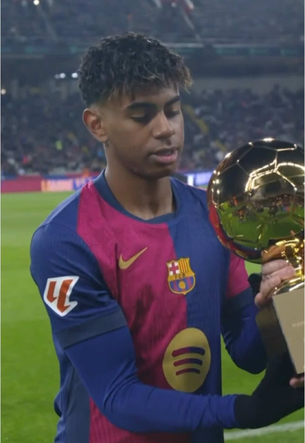 Golden Lamine. 🏆✨ #LALIGAEASPORTS #DeportesEnTikTok #LALIGAHighlights #GoldenBoy #LamineYamal #fcbarcelona 