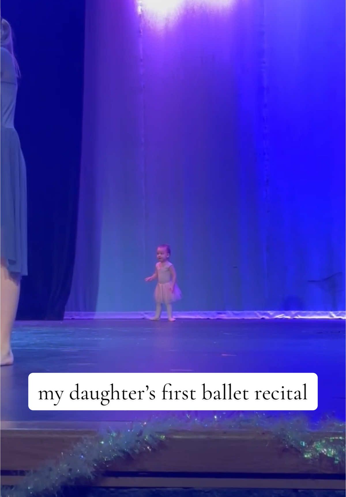 I hope she never stops dancing to the beat of her own heart! 😂🩰🎀 #ballet #toddlerballet #recital #ballerina #funnytoddler #momlife #dancelikenooneswatching #tinydancer #funnykids 