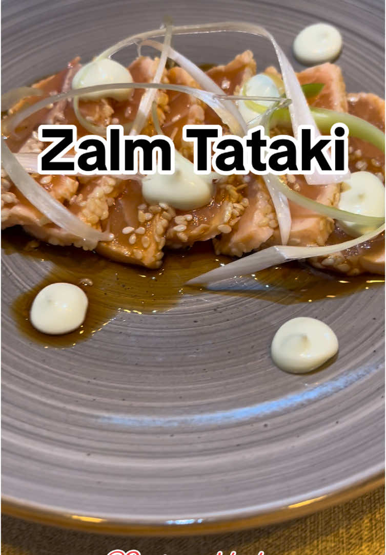 Deze overheerlijke zalm tataki is een ideaal voorgerecht voor de kerst. Recept voor 2/3 personen Benodigdheden: 1 zalmfilet zonder huid 6 el Sesamzaad 5 el sojasaus 4 el citroensap 1 el rode wijn azijn Handje bosui Wasabimayonaise Olie Rol de zalmfilet door de sesamzaad. Verwarm in een pan een beetje olie. Als de pan echt goed heet is schroei je de zalm aan alle kanten kort dicht. Leg dan minstens een uur in de koelkast om op te stijven.  Ondertussen snijd je de bosui in lange dunne repen en leg in ijswater zodat deze een beetje opkrult.  Voor de saus meng je de sojasaus, citroensap, rode wijn azijn met wat zwarte peper door elkaar. Serveer de zalm in dunne plakken met het sausje, een paar toefjes mayonaise en een beetje bosui. Zo simpel en zo lekker! #verytasty #kerst #zalm #tataki #ponzu #asianfood #goodfood #wasabimayo #kewpie #wasabimayonaise #zalmtataki #christmas #xmas #kerstdiner #christmasrecipe #kerstrecept #lekker #koken #knifeskills #cooking #passievoordekeuken 