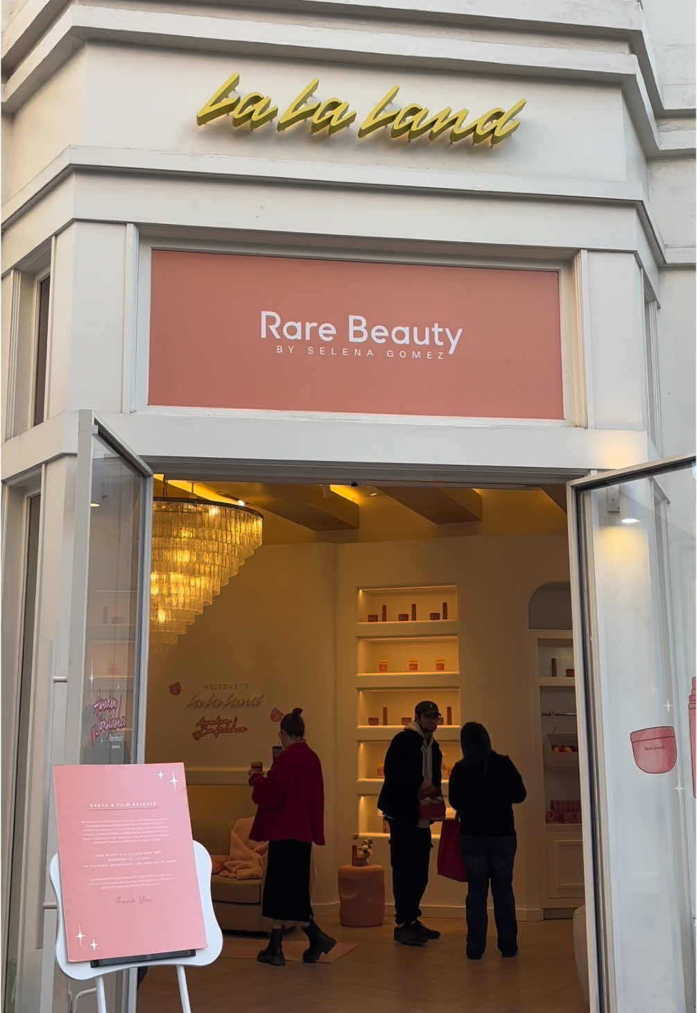 Rare Beauty x La la land 💗🍑 @Rare Beauty  #rarebeauty #lalaland #lalalandcafe #thegrove #peachy #popup #matcha #beauty #fy #fyp #viral #selenagomez #la #losangeles #beverlyhills #makeup #skincare #rare #freebies #thingstodoinla #free #peach #awakenconfidence #sephora 