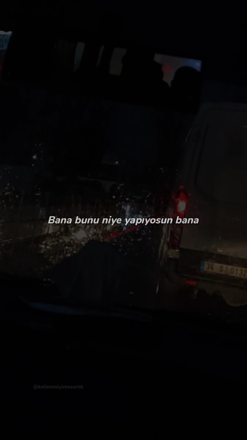 İçinde asla durdurulamayacak bir boşluk vardı, tıpkı dipsiz ve karanlık bir kuyu gibi.  Tüm iyiliklerin güzelliklerin, değerlerin hiçbir anlam kazanamadan yitip gittiği bir uçurum vardı içinde..🖤🫂