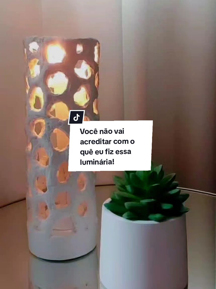 Essa peça ficou incrível! Eu gostei muito do resultado, me conta aqui o que você achou?  E se você gostou dessa ideia, curte, comenta, compartilha com aquela pessoa que vc sabe que gosta de decoração, salva pra vc fazer também e já segue pra mais vídeos assim! #facavocemesmo #luminaria #decoracao #DIY #ideiascriativas #vaiprafy #fypp #fyppage 