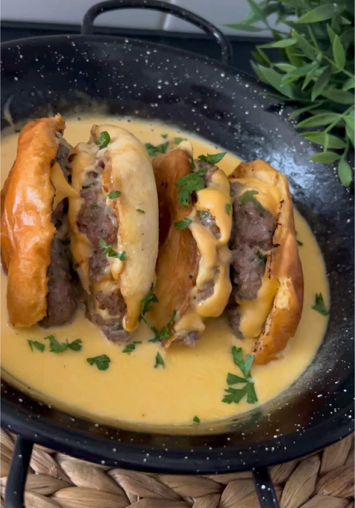 Recette du double cheese burger avec une sauce cheddar onctueuse .  🗒️Ingrédients :  - 300g à 400g de viande hachée  - un petit oignon coupé en dés  - sel / poivre  - 1/4 de verre d’huile végétale neutre - 2 à 3 c à s de coriandre et persil hachés  - du pain bioché à burger - pour la sauce cheddar : un morceau de beurre, quelques c à s de lait et 3 à 4 tranches du fromage cheddar .  - pour la sauce hamburger: mayonnaise, ketchup, moutarde et quelques cornichons Rapé .  #cheeseburger #doublecheeseburger #burger #burgers  #burgerking #burgertok #burgerlover #ideerecette #ideerepas #recette #recettefacile #recetterapide #recettesimple #food #Foodie #foodtiktok