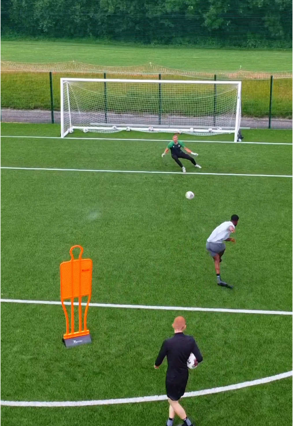 Locked In. | #t121family #training121 #finishingdrills #firstouch #shootingdrills #striker ##1on1coaching #1on1coach #1v1 #adeyemo #loi #strikertips #striker #topbins 