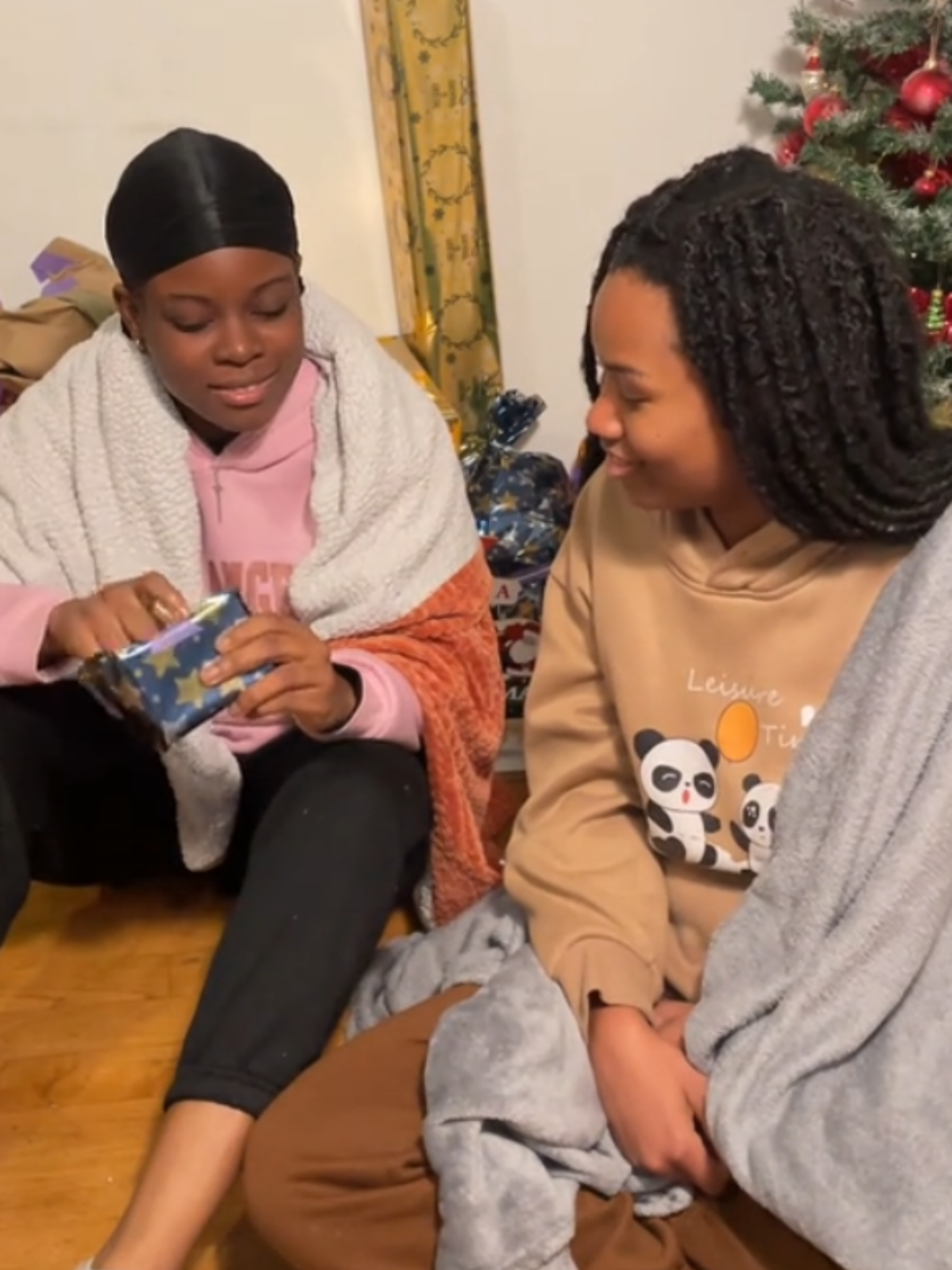 Ma copine m'offre un cadeau tous les jours jusqu'à Noël #noel #calendrierdelavent #2024 #emdyizy #france🇫🇷 #tiktokfrance #couplegoals #wlw #pourtoi @Emdy & Izy @Em_dyyy @izylife 