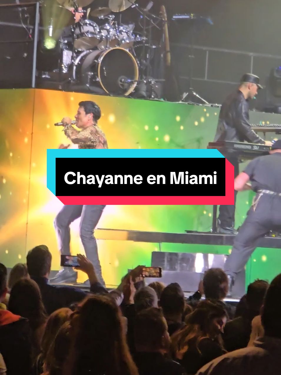 @Chayanne en el penúltimo concierto de la gira Bailemos Otra Vez Tour USA, Miami Kaseya Center. #Chayanne #BailemosOtraVezTour #Miami #cantante #canciones #concierto 