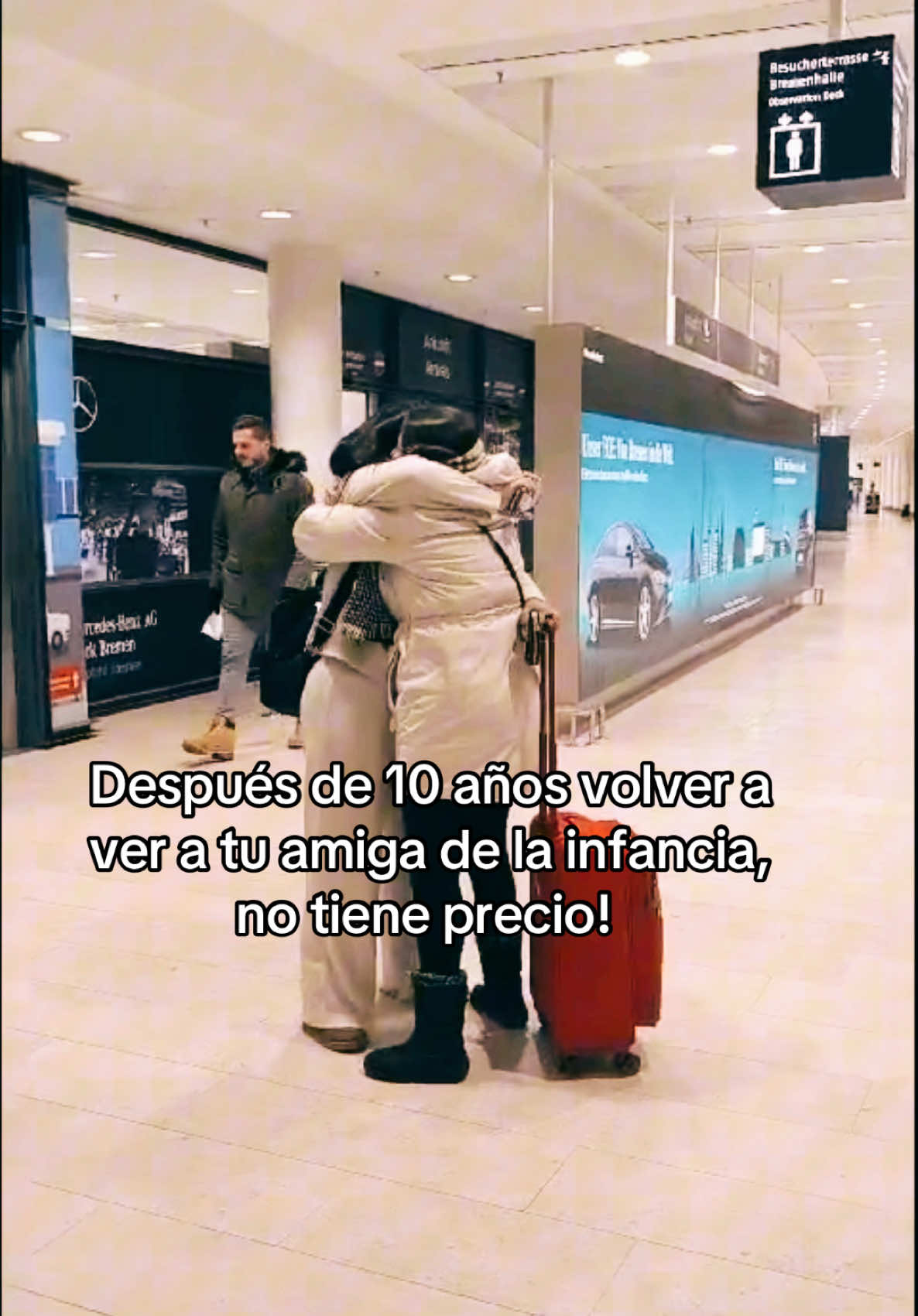 Cruzarme el mundo por un abrazo asi, lo necesitaba!! Gracias a Dios que me da estas oportunidades.. te quiero y te extrañaba mi @Stephy García #kerlymoran #alemania #bremen #foryou #aeropuerto #fyp #fypシ #ecuador 