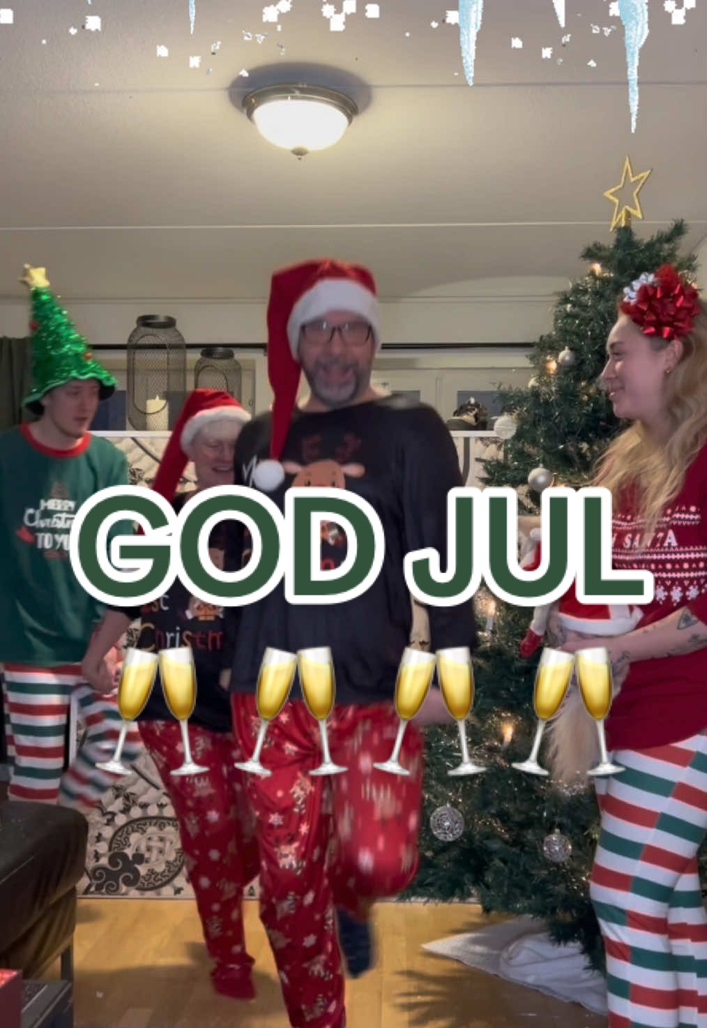 GOD JUL önskar MammaCava, Pappis, och barnen Brutt, Hutt, Gin & Brandy❣️❣️❣️ #godjul #merrychristmas #christmastiktok #mammacavaland #mubädubbelkvack #foryou #foryourpage #foryoupage #swedish #sweden #föräldrar #cava 