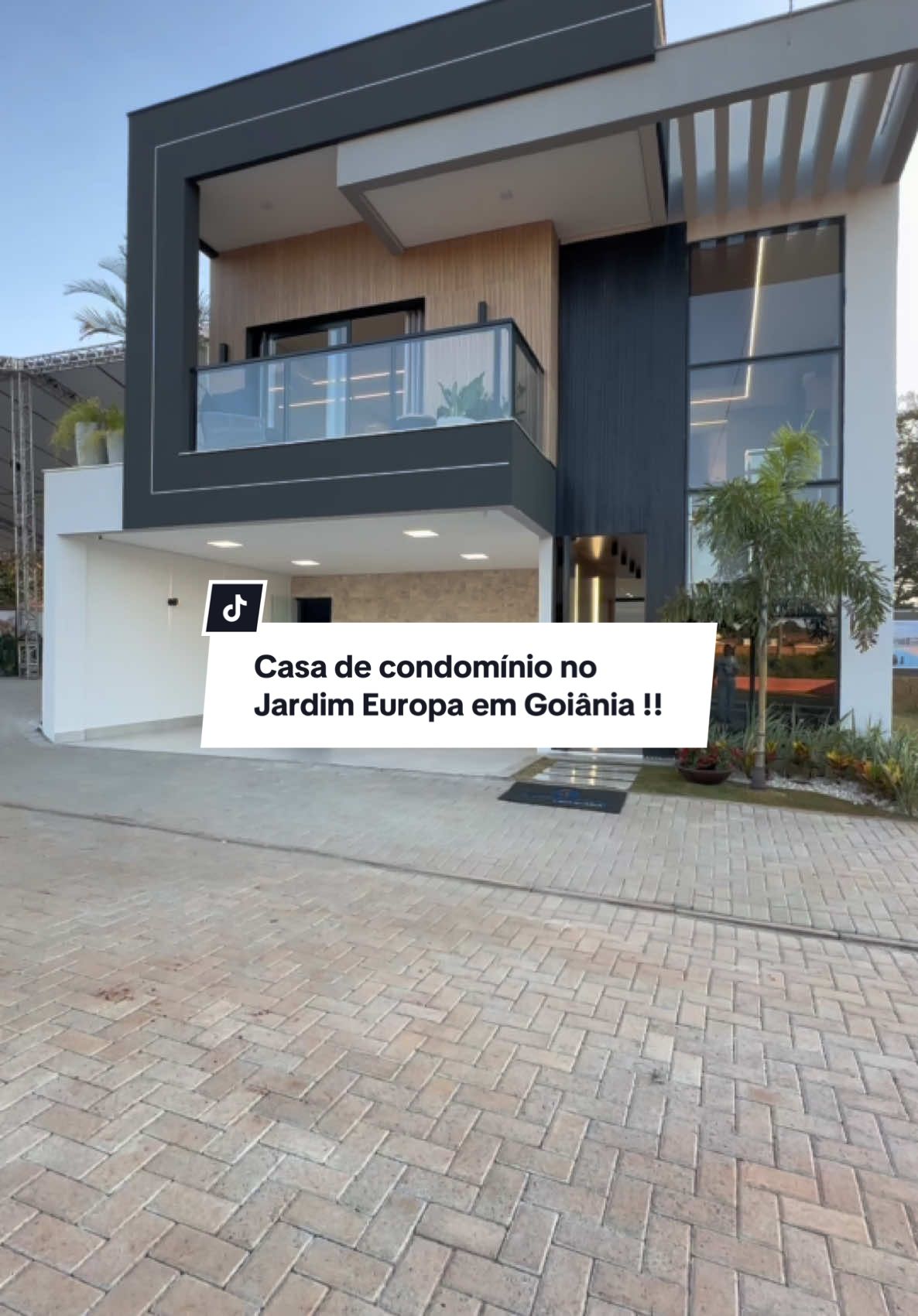 Casa de condomínio no Jardim Europa em Goiânia !!  Casas sobrado com 3 ou 4 suítes  O espaço integrado é perfeito para receber  Mais se liga são poucas unidades  As casas serão entregues em 2027 e 2028  Casas a partir de - R$1.450.000 - valor sujeito a alteração  •Saiba mais detalhes deste imóvel 