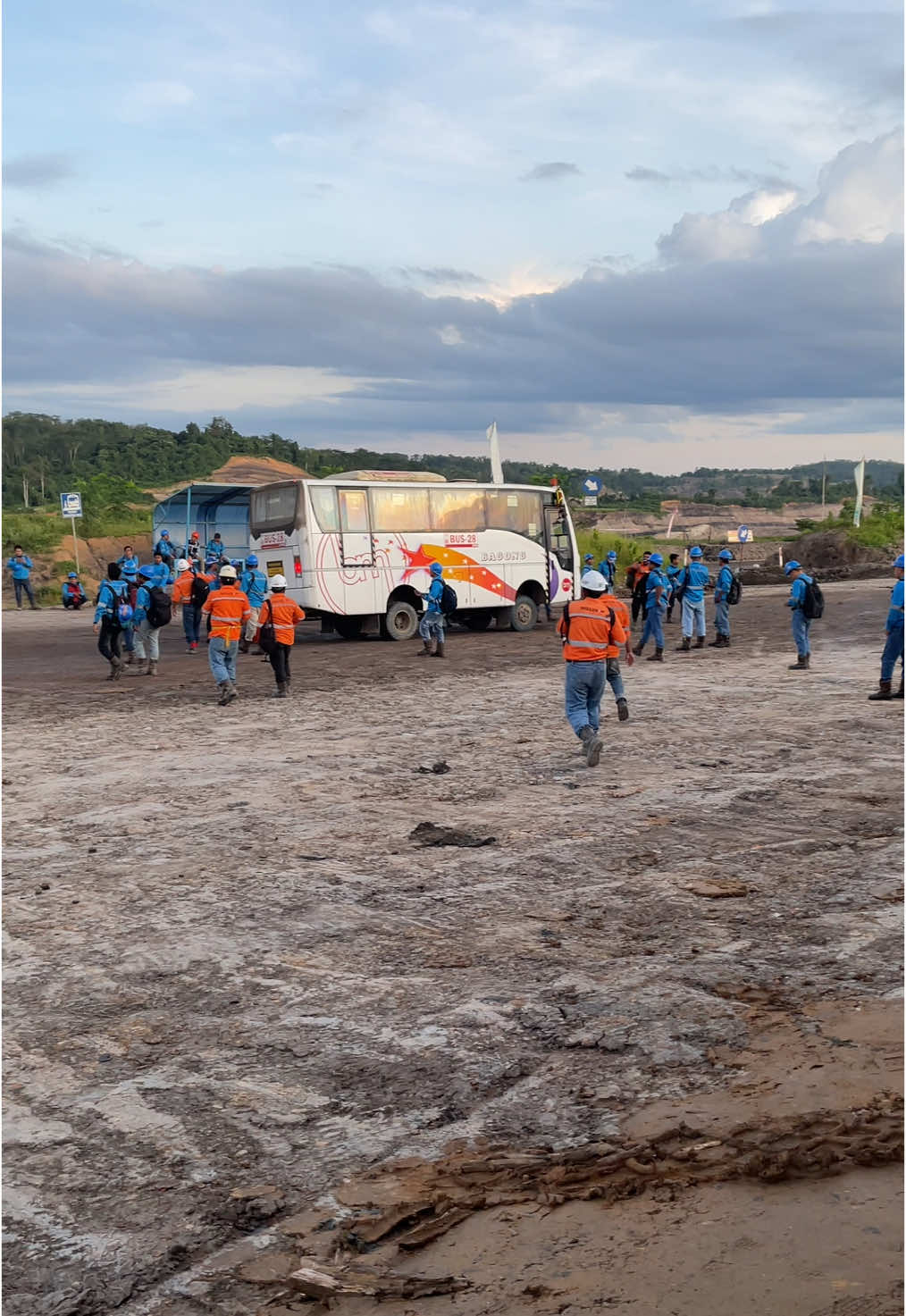 Bpk tayo datang menjumput 🚌#ppa_putra_perkasa_abadi #tambangbatubara #antarejamahadamakmur #tambangbatubarakalimantan #tambanghitz #batubarakalimantan #tambangkaltim #anaktambang #anaktambangkalimantan #batubarakalimantan #storytambangbatubara #storytambangkaltim #storytambang 