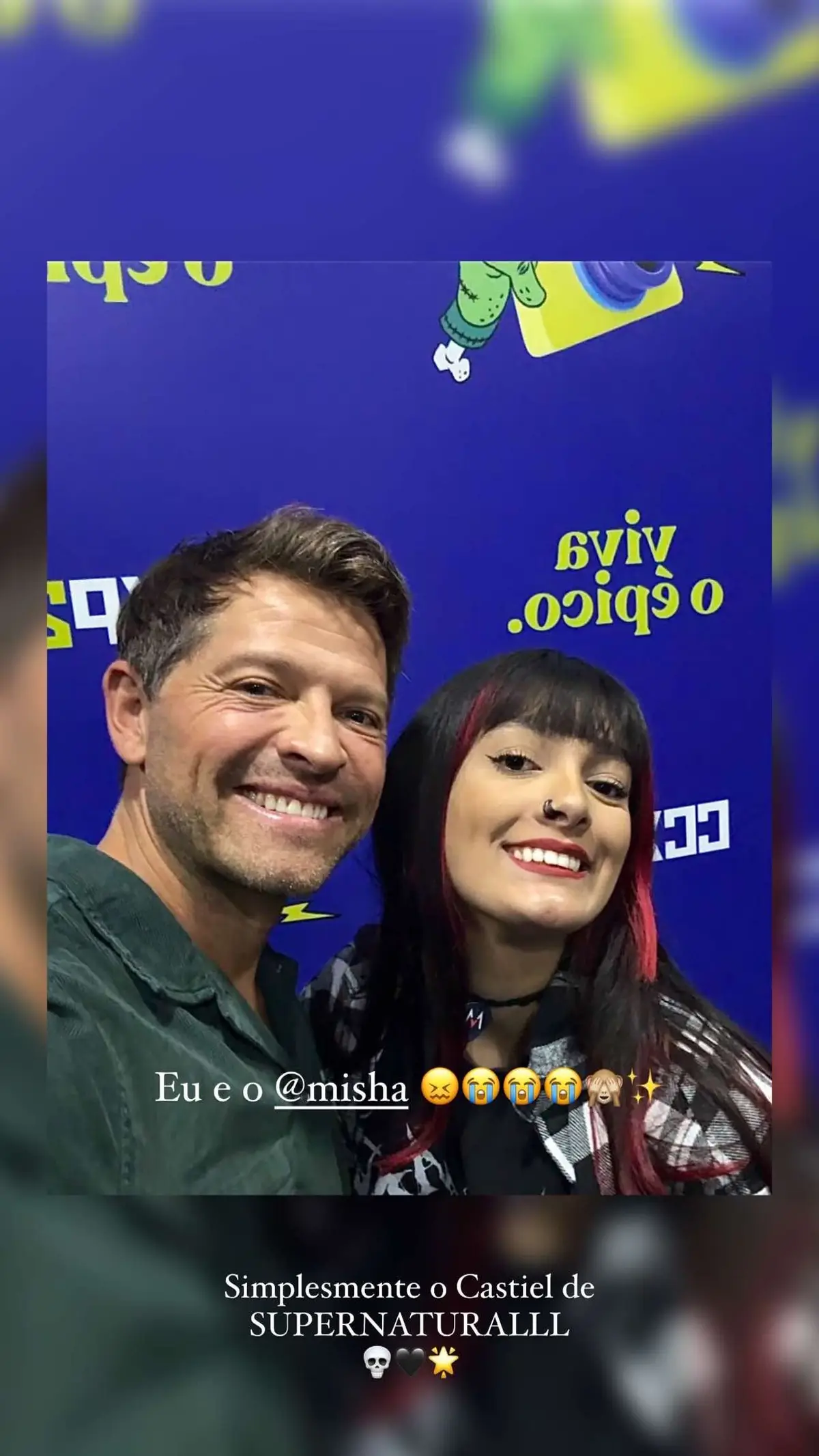 Tô tão realizada por ter conseguido encontrar um dos caras que me acompanhou durante anos da minha vida! Vocês jah devem saber que amo casos sobrenaturais e, sim, SUPERNATURAL eh umas das minhas séries favoritas!! 😖😭😭😭🙈✨ . Finalmente tenho registrado o encontro com o Castiel e esse sorriso ganhou meu dia!!! 😬🖤🌟 . . . #supernatural #castiel #mishacollins #misha #sobrenatural #paranormal #ccxp #ccxp24 @Misha Collins 