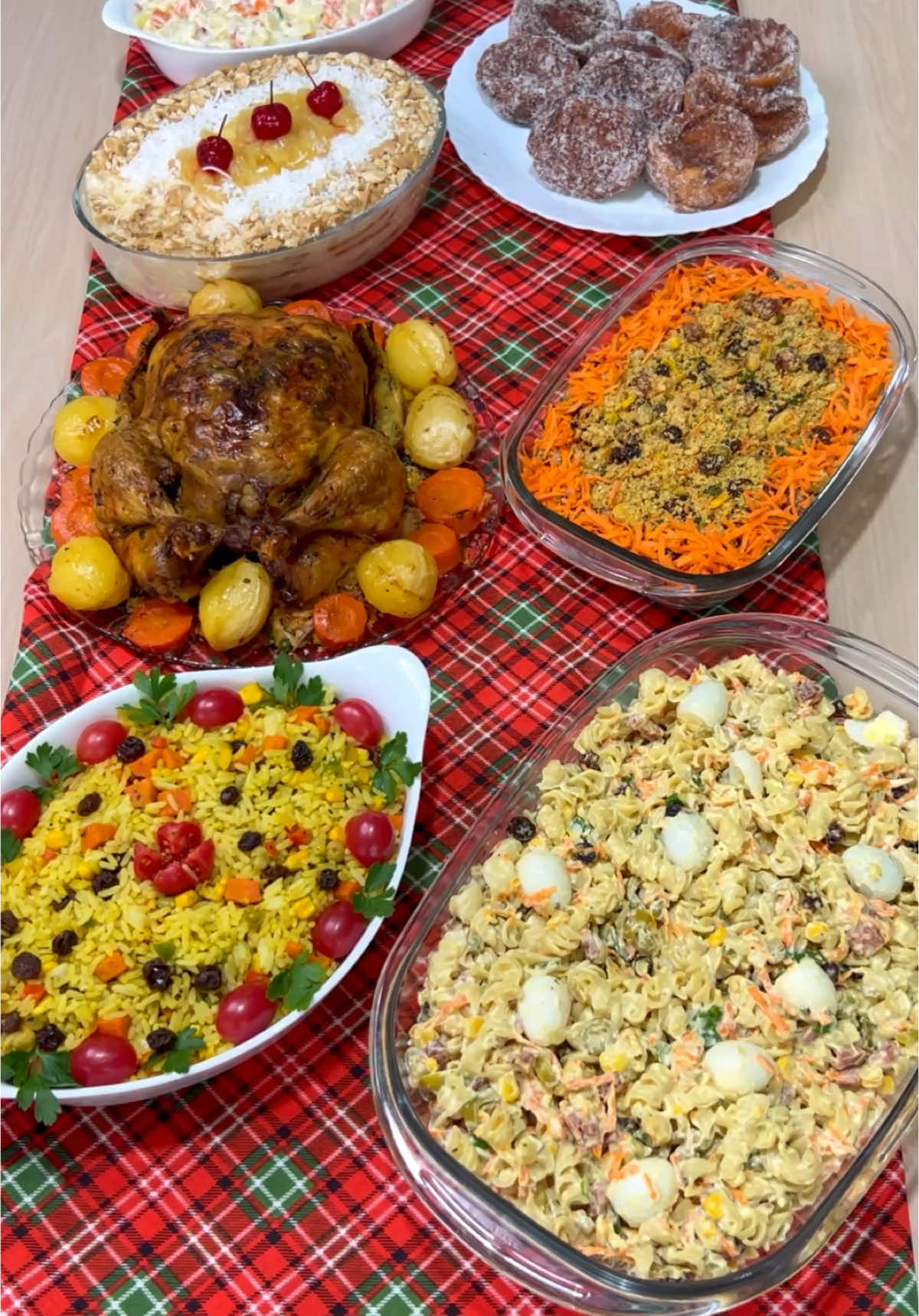 Ceia de natal simples e barata  Arroz a grega  - 1 fio de óleo  - 1/2 cebola picada  - 1 e 1/2 xícara de arroz cru - 1/2 colher de sopa de sal  - 4 xícaras de água  - 1 colher de sopa de margarina  - 2 dentes de alho  - 1/2 cebola  - 1/2 pimentão verde - 1/2 pimentão amarelo  - 1/2 pimentão vermelho - 1 xícara de cenoura cozida em cubos  - 1/2 xícara de uvas-passas - 1 latinha de dueto milho e ervilha - 1 colher de chá de orégano  - 1 colher de chá de sal  - 1 colher de chá de açafrão  - Tomates cerejas cortados ao meio para decorar  - Galhos de salsinha para decorar Farofa - 1 xícara de bacon - 1 xícara de calabresa - 2 dentes de alho  - 1/2 cebola - 1/2 pimentão  - 1 cenoura crua ralada - 1 banana da terra  - 1/2 xícara de uvas-passas - 1 latinha de dueto milho e ervilha  - 1 colher de chá de orégano  - 2 colheres de sopa de maragrina - 2 xícaras de farofa pronta e temperada  - Cebolinha picada a gosto - 1 cenoura crua e ralada para decorar Xícara usada como medida: 240 ml #ceia #ceiadenatal #natal #receitafacil #culinaria #natal2024