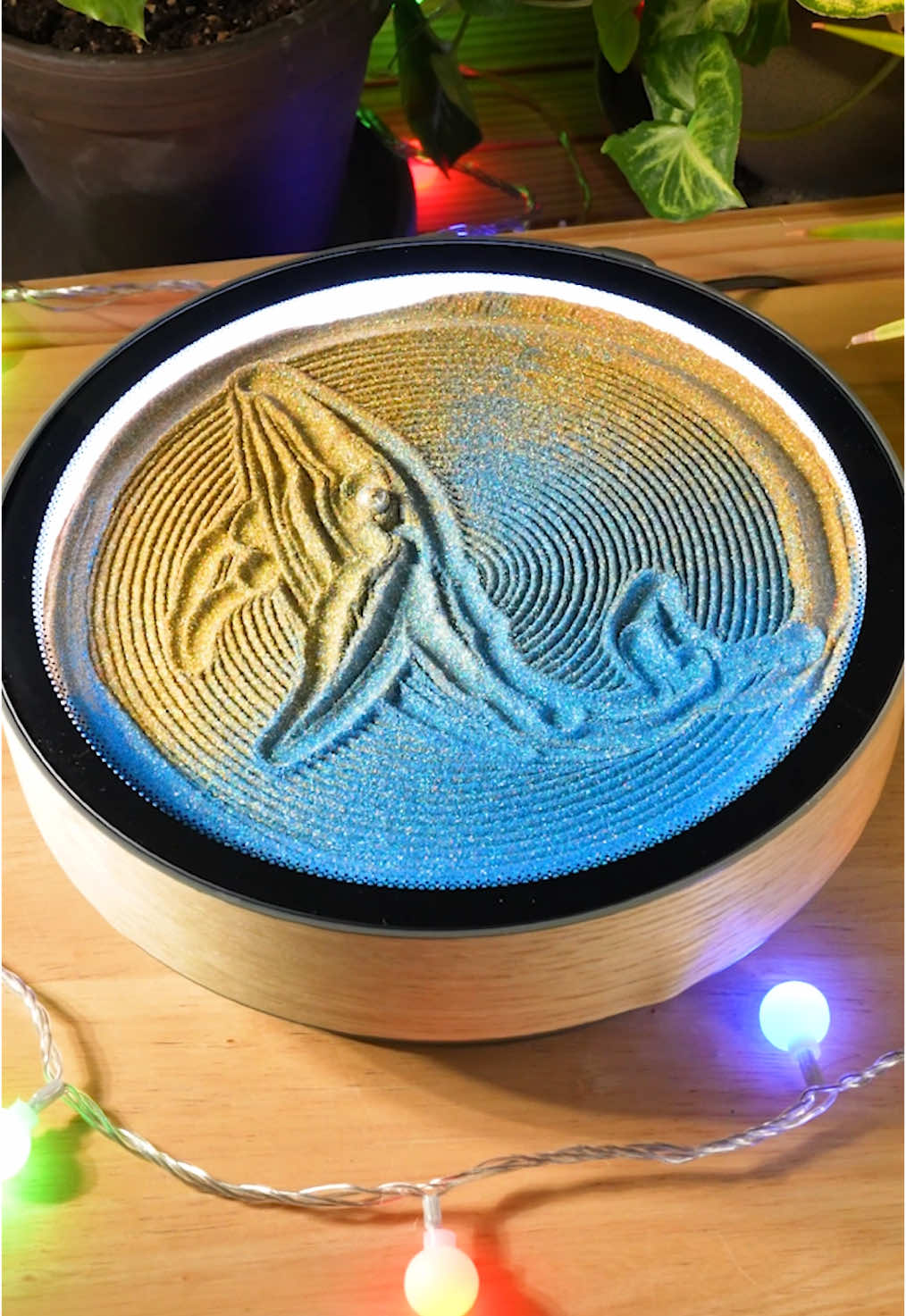 A whale of a creation, brought to life in shimmering blue and gold sand! 🐋✨ The Oasis Mini glides effortlessly, carving every curve and ripple with mesmerizing precision. With sparkling sand and soothing motion, your space transforms into an ocean of tranquility. 🌊 Ready to create your own masterpiece? Order now and dive into endless creativity! 🌟 #kineticart #kineticsand #drawing #aesthetic #oasismini #relaxation #mesmerizing #art #whaleart #zenmoment