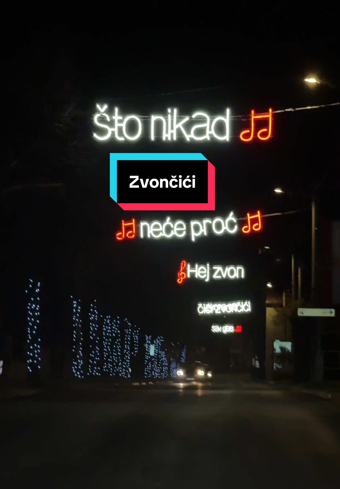 Biogradsku Ulicu dr.Franje Tuđmana krase stihovi popularne pjesme “Zvončići”🔔🔔Uz vožnju prema rivi možete zapjevati ovu pjesmu i uživati u božićnom ugođaju!🎄#023#biogradnamoru#zvoncici#zadar#hrvatska#dalmacija#bozic#advent#zagreb#split @croatiafulloflife