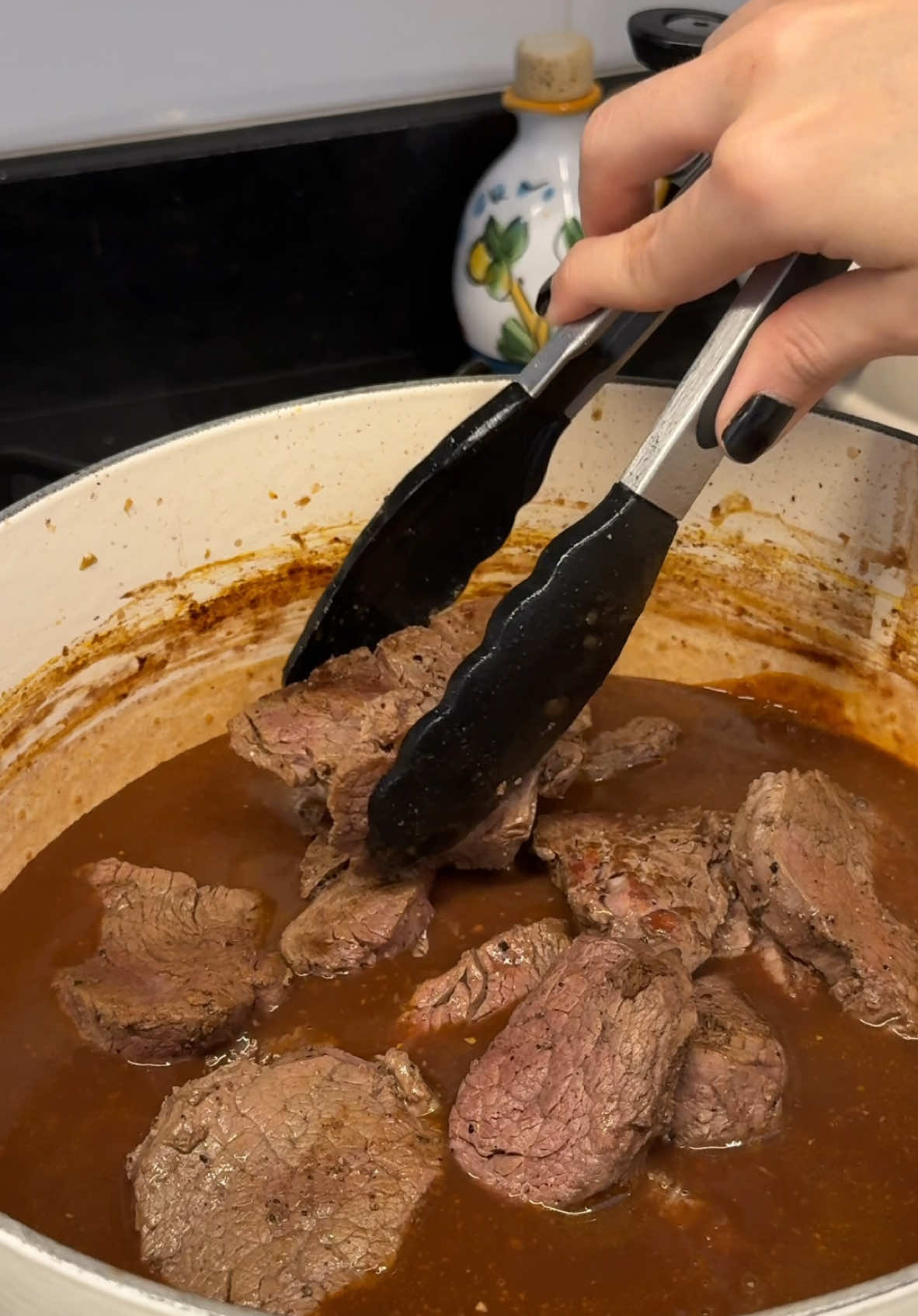 FILÉ AO MOLHO MADEIRA - fácil, prático e delicioso 🤌🏻 Ingredientes: - 1 peça de filé mignon (a minha tinha 1.5kg) - 1 cebola processada / picada bem pequena / ralada - 1 colher de sopa de alho triturado - 3 col. de sopa de extrato de tomate - 2 col. de sopa rasas de farinha de trigo - 2 xícaras de chá (400ml) de vinho (o molho madeira tradicional é feito com vinho da Madeira, mas eu uso vinho tinto seco e funciona super bem) - 4 xícaras de chá de água (800ml) ou de caldo de carne Modo de preparo: 1. Aqueça muito bem uma panela (importante que não seja antiaderente). 2. Adicione um fio de azeite e um pouquinho de manteiga. 3. Sele os filés aos poucos, para não acumular água. 4. Tempere dos dois lados com sal e pimenta-do-reino. Aqui é rápido! A depender do ponto que você prefere, vai mais ou menos tempo (eu gosto dela ao ponto pra mal, então deixo ela um pouco mais mal passada, para que chegue no ponto depois que a carne voltar para o molho quente). 5. Vá reservando a carne e repetindo o processo com toda a carne - sempre adicionando mais um fio e azeite e um pouco de manteiga. 6. Na mesma panela que selou a carne, adicione a cebola e refogue até que 