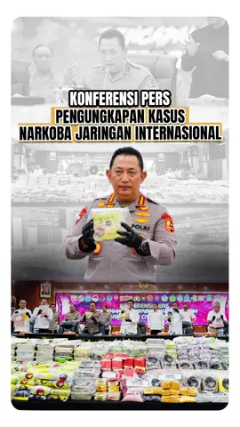 Bapak Presiden RI menekankan bahwa pemberantasan peredaran narkoba harus berjalan maksimal, mulai dari hulu hingga ke hilir. Selama periode 4 November - 3 Desember 2024, Desk Pemberantasan Narkoba berhasil mengungkap sebanyak 3.608 perkara, mengamankan 3.965 tersangka, dan menyita barang bukti senilai Rp. 2,88 Triliun, yang diperkirakan berhasil menyelamatkan sebanyak 2,2 juta orang dari bahaya penyalahgunaan narkoba. Polri akan terus bersinergi dan berkolaborasi dengan seluruh elemen bangsa untuk memerangi peredaran narkoba demi mewujudkan SDM unggul menuju Indonesia Emas 2045. #listyosigitp  #saynotodrugs 