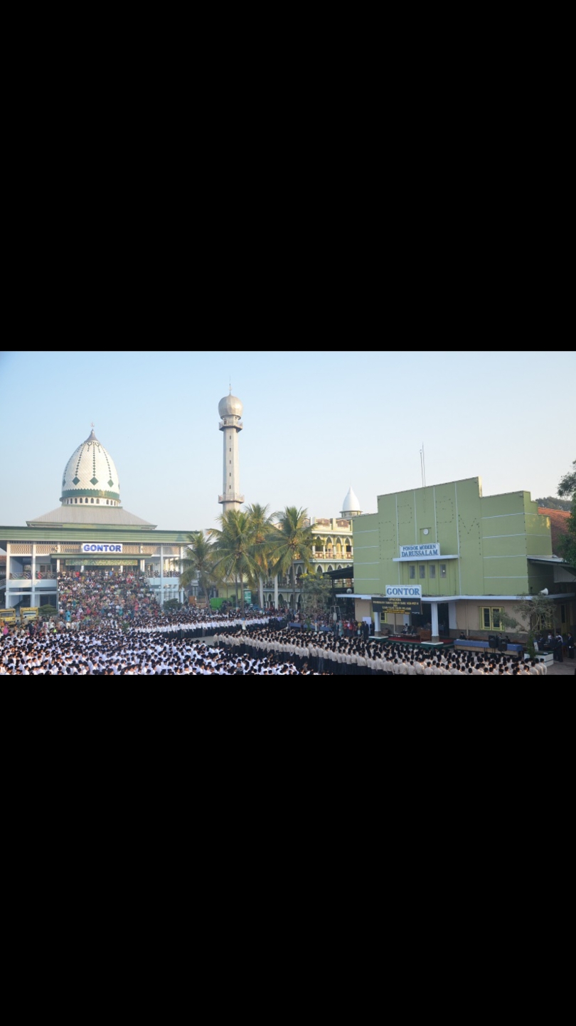 Darussalam Gontor Pusat ponpes ini termasuk ponpes terbesar di Indonesia bahkan terkenal di Asia dengan jumlah santri yang memasuki 3 besar santri terbanyak di Indonesia berjumlah 50.000 lebih santri 1 pondok, masyaAllah bgt bukann? namun dikutip dari liputan6 hanya tercatat 35.000 santri #gontor #gontorpusat #ponorogo #jawatimur #santri #santriah #santriindonesia #santritasikmalaya_ #santricantik #santriwatiindonesia #storysantri #pondokpesantren #xcyzba #viral #fyp #fypシ