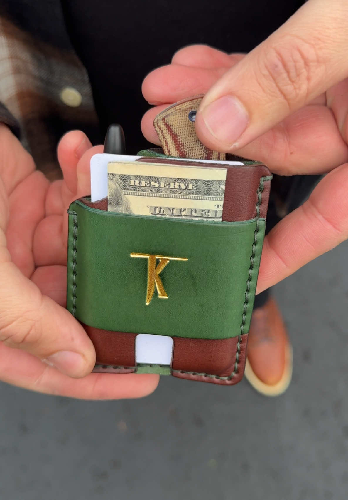 The Mini Bandit wallet meets everyday carry organizer. Customize your carry and experience the quality of American leathercraft. Shop www.taleofknives.com #trending #everydaycarry #custom #wallet #wallets #organizer #business #shopsmall #cash #credit #moneytok