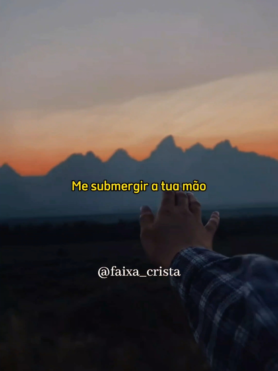 Me Submergir a tua mão !!                    #musicagospel #gospel #louvor #viral #fycristao #fé #Deus #hino 