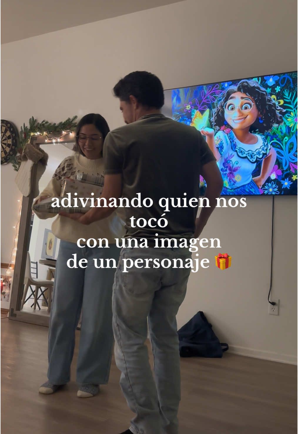 adivinando quien nos tocó en el intercambio con una imagen de un personaje 🎁 @Paula Macías @MXZacAgs  #mexican #mexicantiktok #familia #familialatina #secretsanta #intercambio #joke #christmas #navidad #navidadentiktok #christmastiktok 