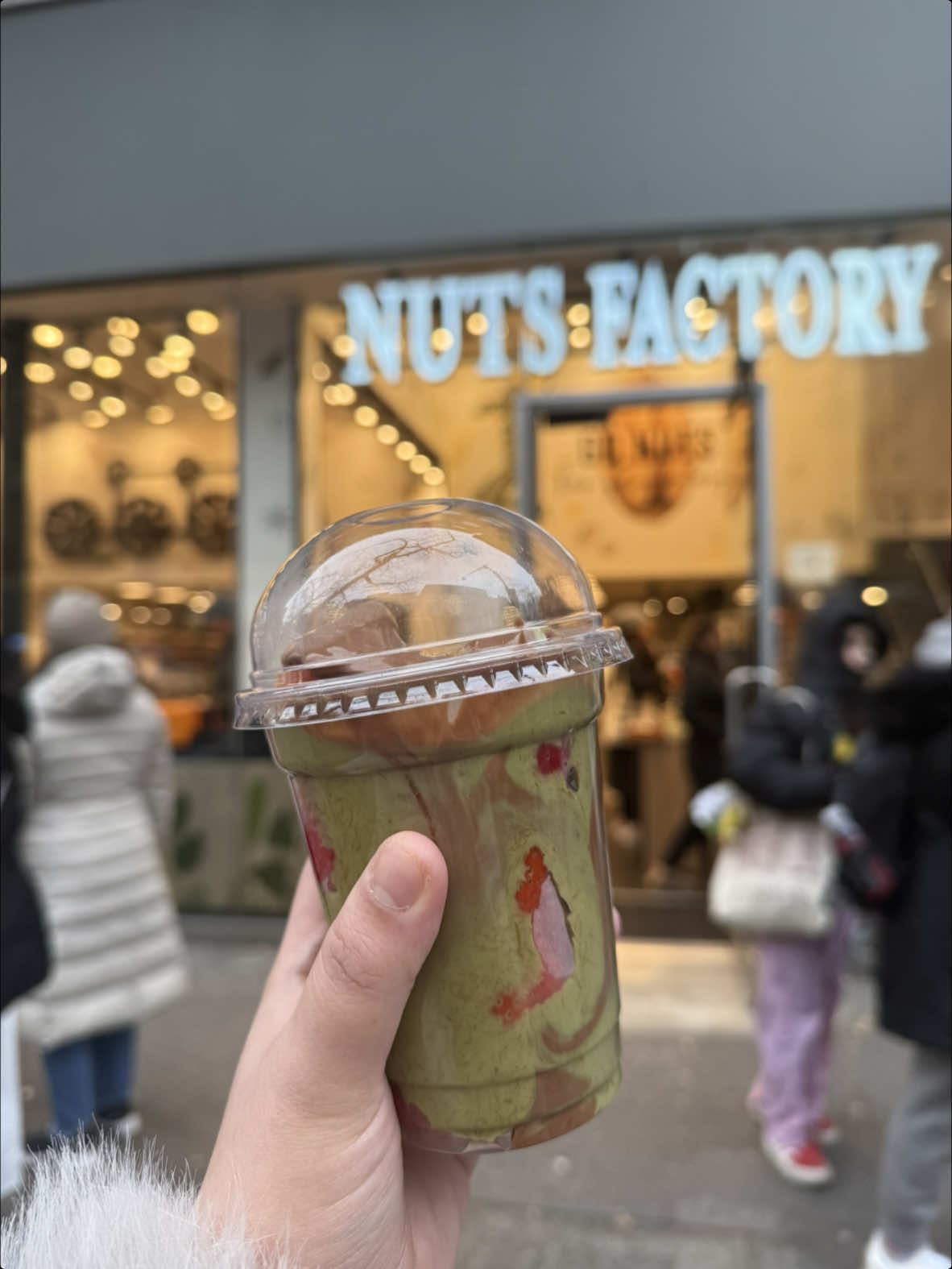 POV: you finally get to try the viral Dubai strawberry cup in NYC! #dubaichocolate #dubaistrawberrycup #viralvideo #newyork #nyc #nycfood 