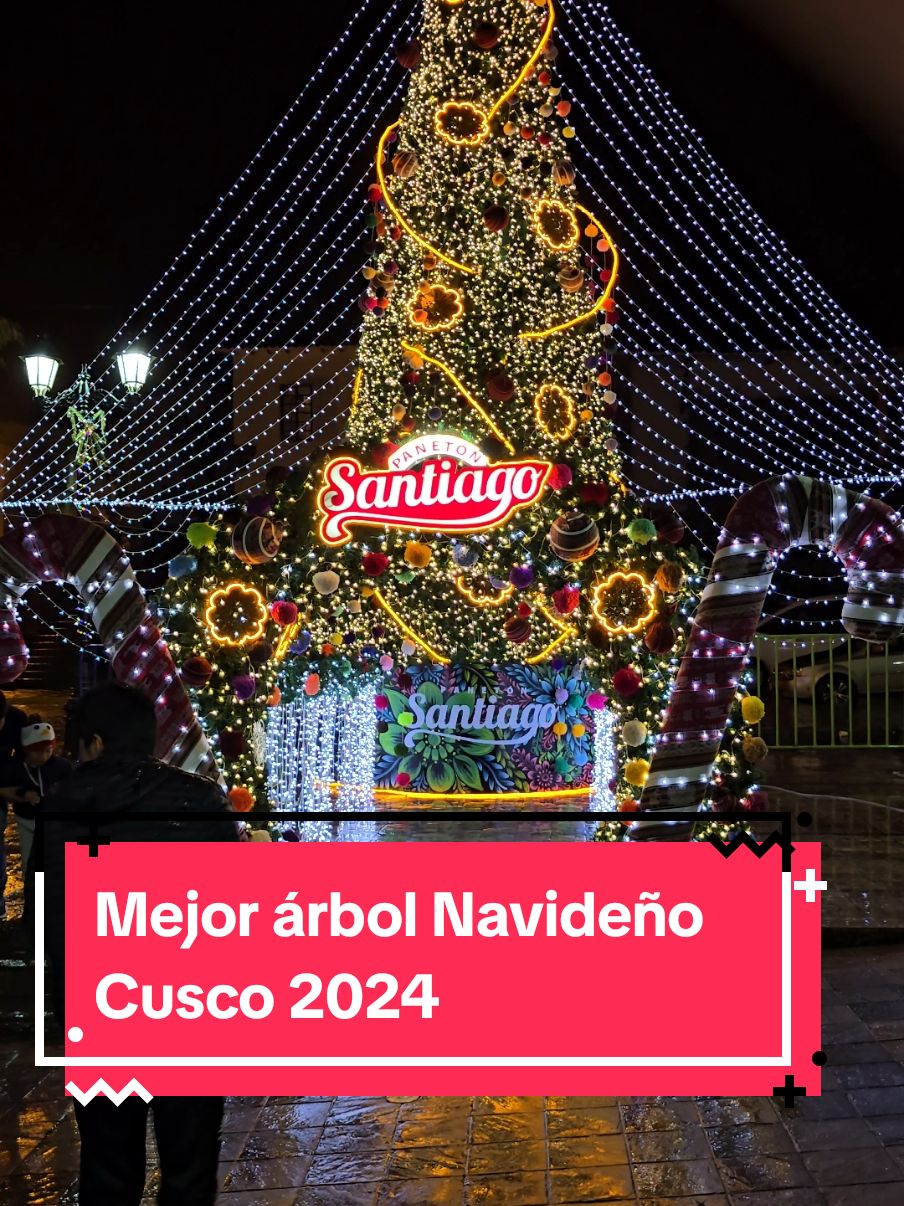 Una de los mejores árboles Navideños en Cusco,  esta ubicada en la plaza del destrito de Santiago en Cusco. y tu no te pierdas de visitar este Hermoso lugar.  @Wild Perú Travel  #Plazadesantiagocusco #explore #feliznavidad2024 #merrychristmascusco #Mejorarbolnavideñocusco #cusco #viral 