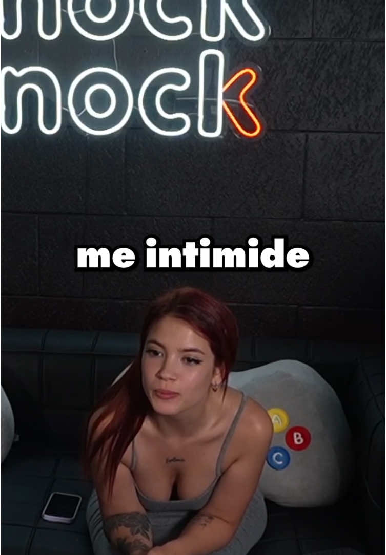 😳 ¡@Joha 🎀💖🐰 LO CONFIESA! SE INTIMIDÓ CON @Cam AL INICIO DEL VIDEO! 😳 La confesión que NADIE ESPERABA 😱 👀 Momentos así SOLO PASAN EN VIVO, así que conéctate y sé parte de las próximas historias en kick 🖤