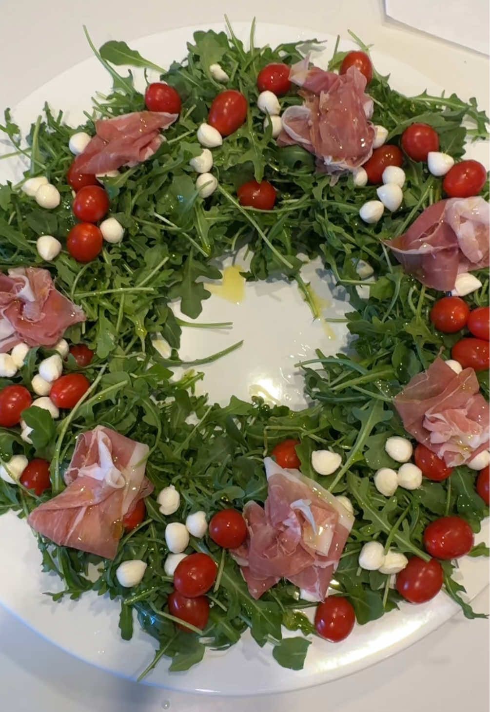 this prosciutto wreath salad is perfect for your christmas party menu 🎄🎅🏻 • #prosciutto #salad #Recipe #christmas #christmasrecipe #appetizer #foodtiktok #saladrecipe #christmasdinner #christmaseve #evoo 