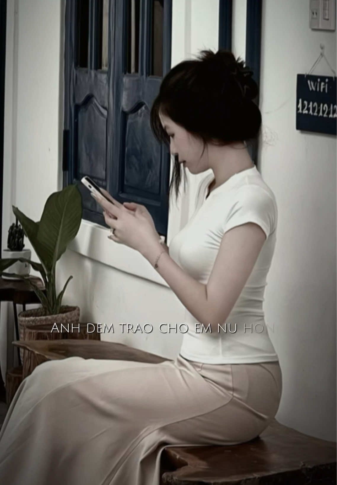 Nụ hồng mong manh như sương mai trong gió 