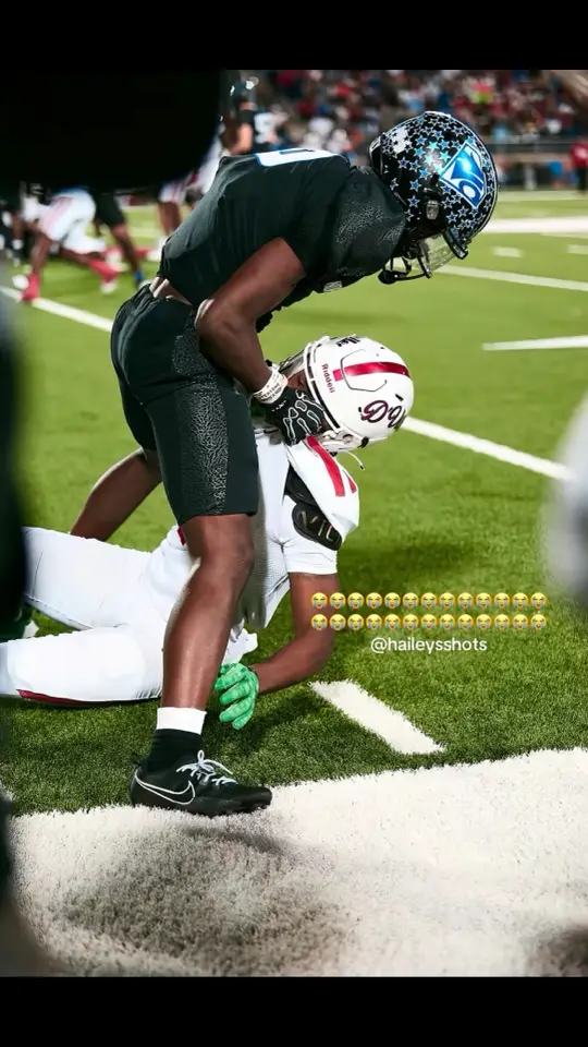 took it like a good boy🤦🏾‍♂️#football #dakorienmoore