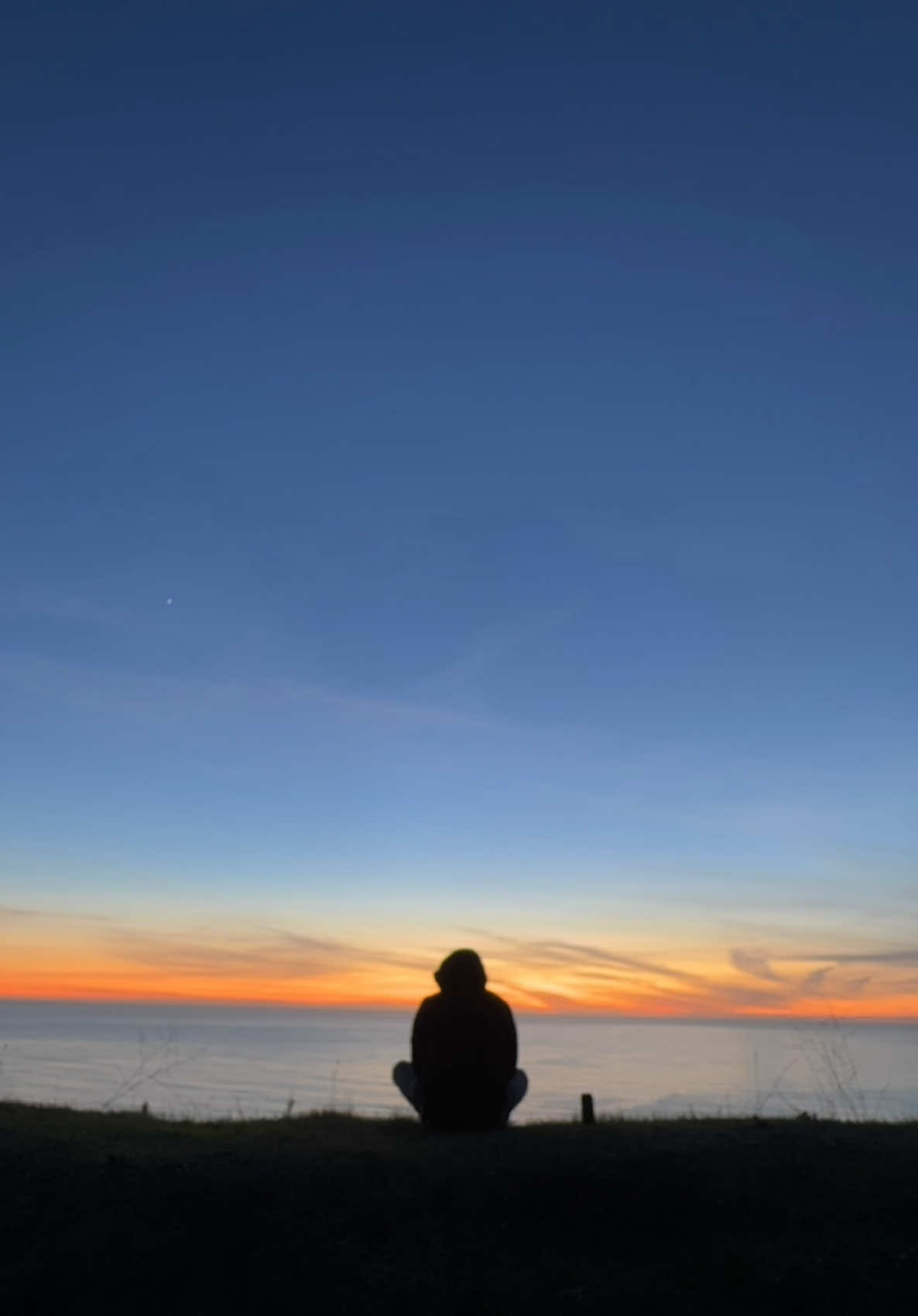 Llevo toda mi vida escuchando que soy una buena persona, la persona con la que posiblemente cualquiera quisiera estar pero, si es así ¿por que nadie se queda? Al final es como ser el camino pero no el destino, algo así como una ruta; claramente tengo apariencia humana pero, mi alma es un tren, un avión, barco, carro o cualquier otro artefacto que asegure un viaje. Soy el medio para un fin, solo que ese fin nunca me incluye.  Solo una pequeña reflexión para relajar la mente y seguir el curso de la vida. #reflexion #trend #fyp #tiktok #paz #dayligth #foryou 
