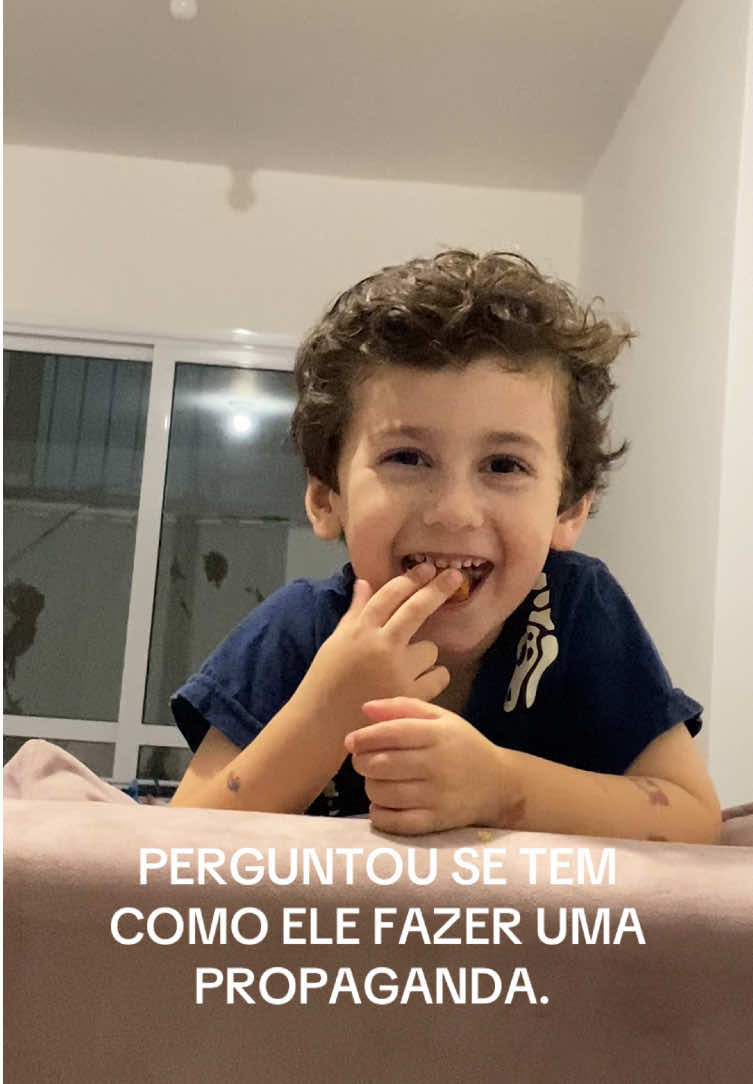 Joaquim, 5 ano. Alguém contrata esse menino para uma propaganda onde ele possa comer 😂😂 #maternidade #maedemenino