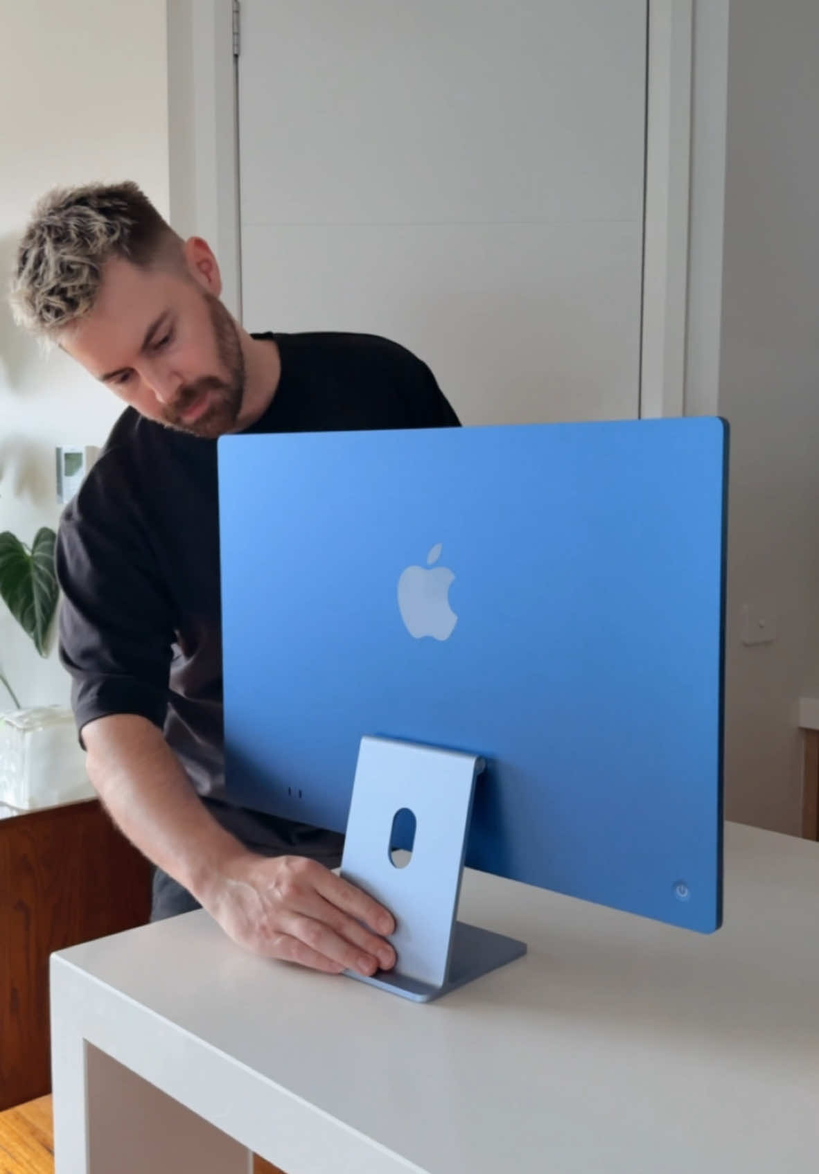 I’m obsessed with that last shot! This new Blue M4 iMac is absolute perfection 😮‍💨💙 Got some fun Apple Intelligence tutorials coming soon!  #unboxing #asmr #satisfying #imac #m4imac #apple #appleintelligence 