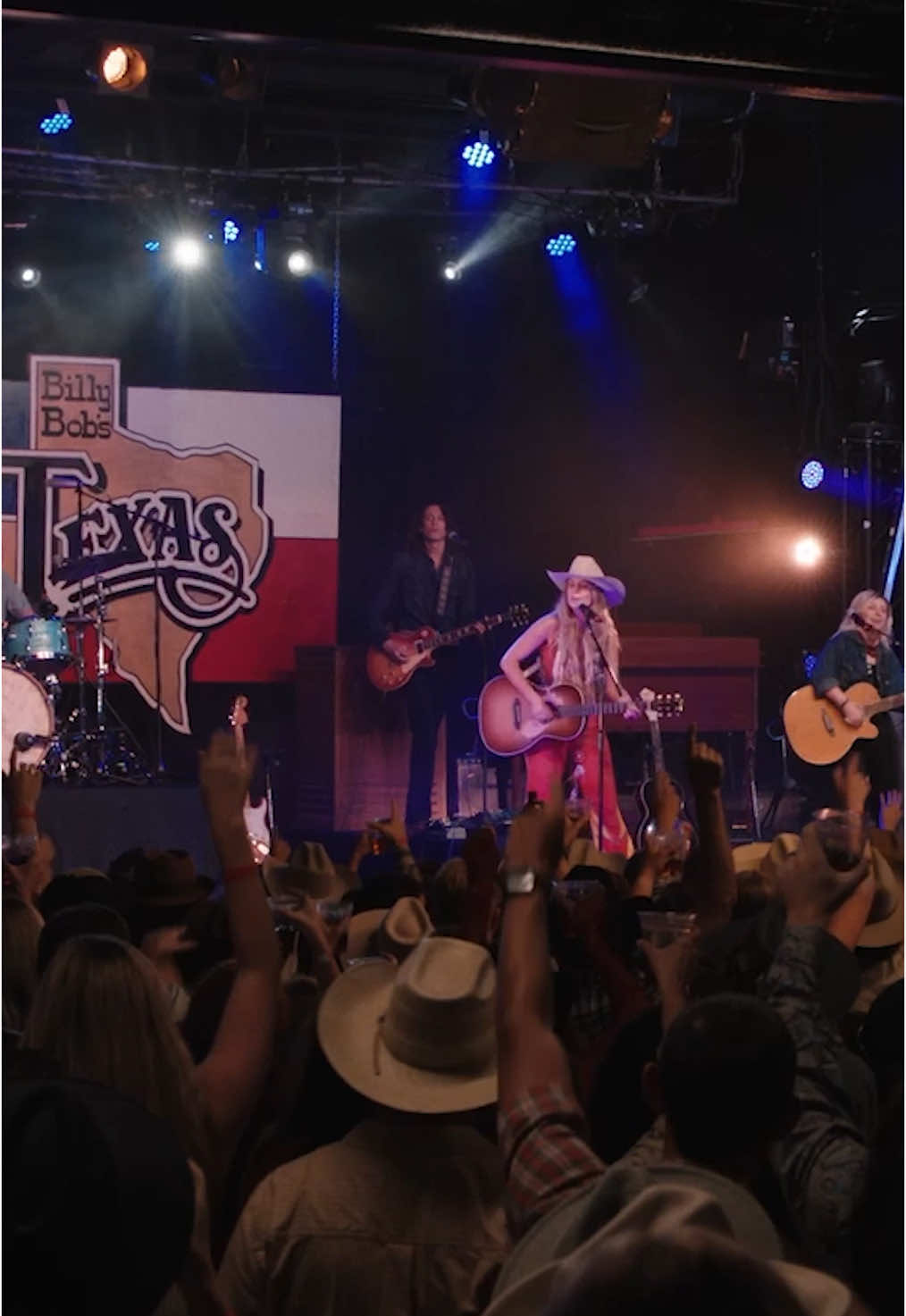 And this is our Super Bowl 😍 #YellowstoneTV #LaineyWilson #Abby #Ryan #IanBohen #Texas #HangTightHoney #Music #BillyBobs 